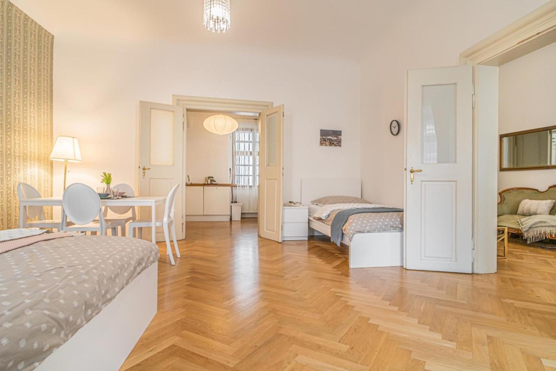 Apartment Bliss - Lesser Town Charm *