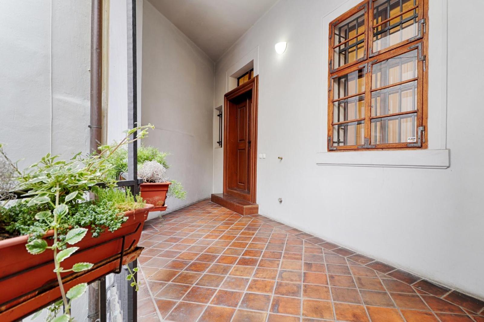 Apartment Bliss - Lesser Town Charm *