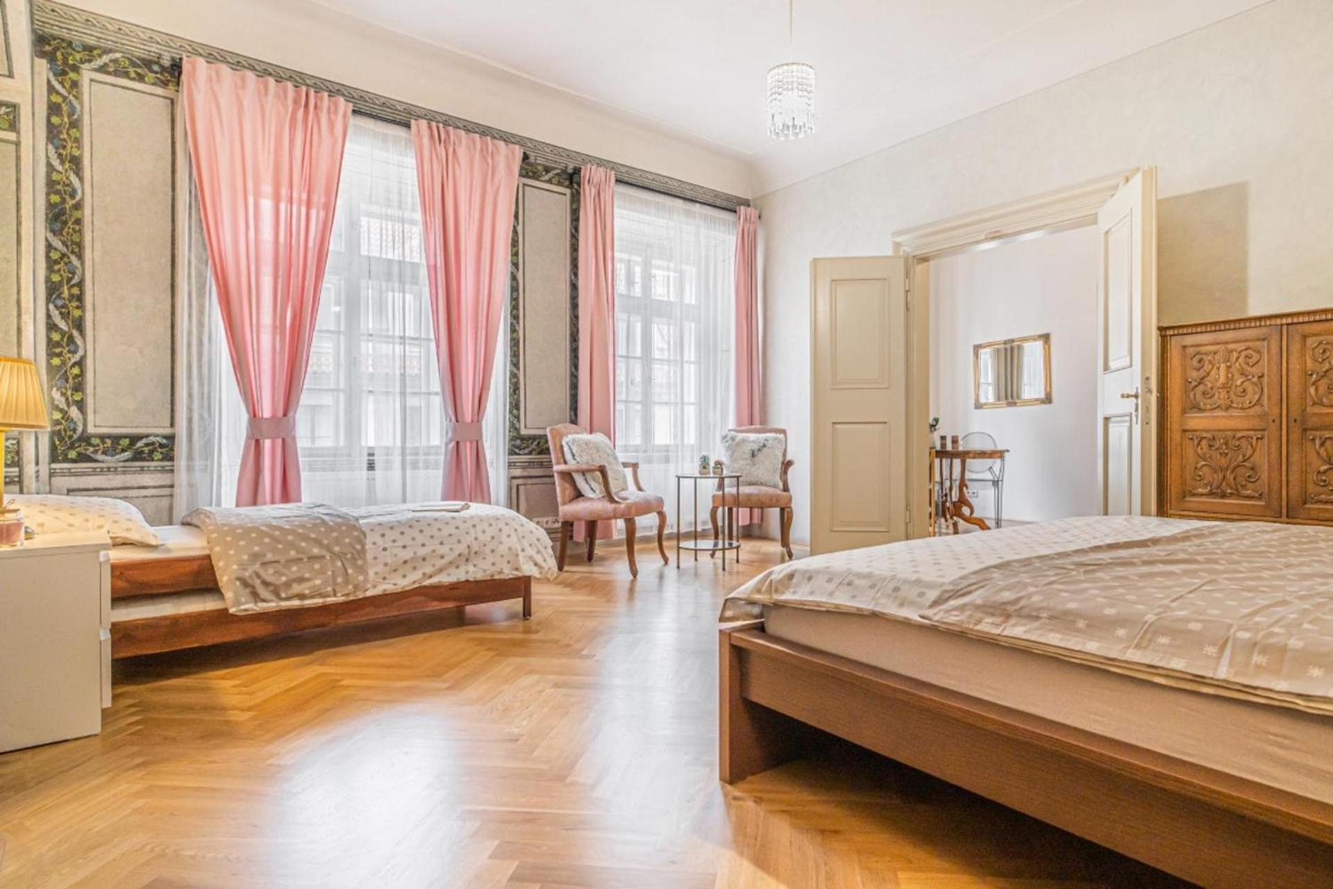 Apartment Bliss - Lesser Town Charm *